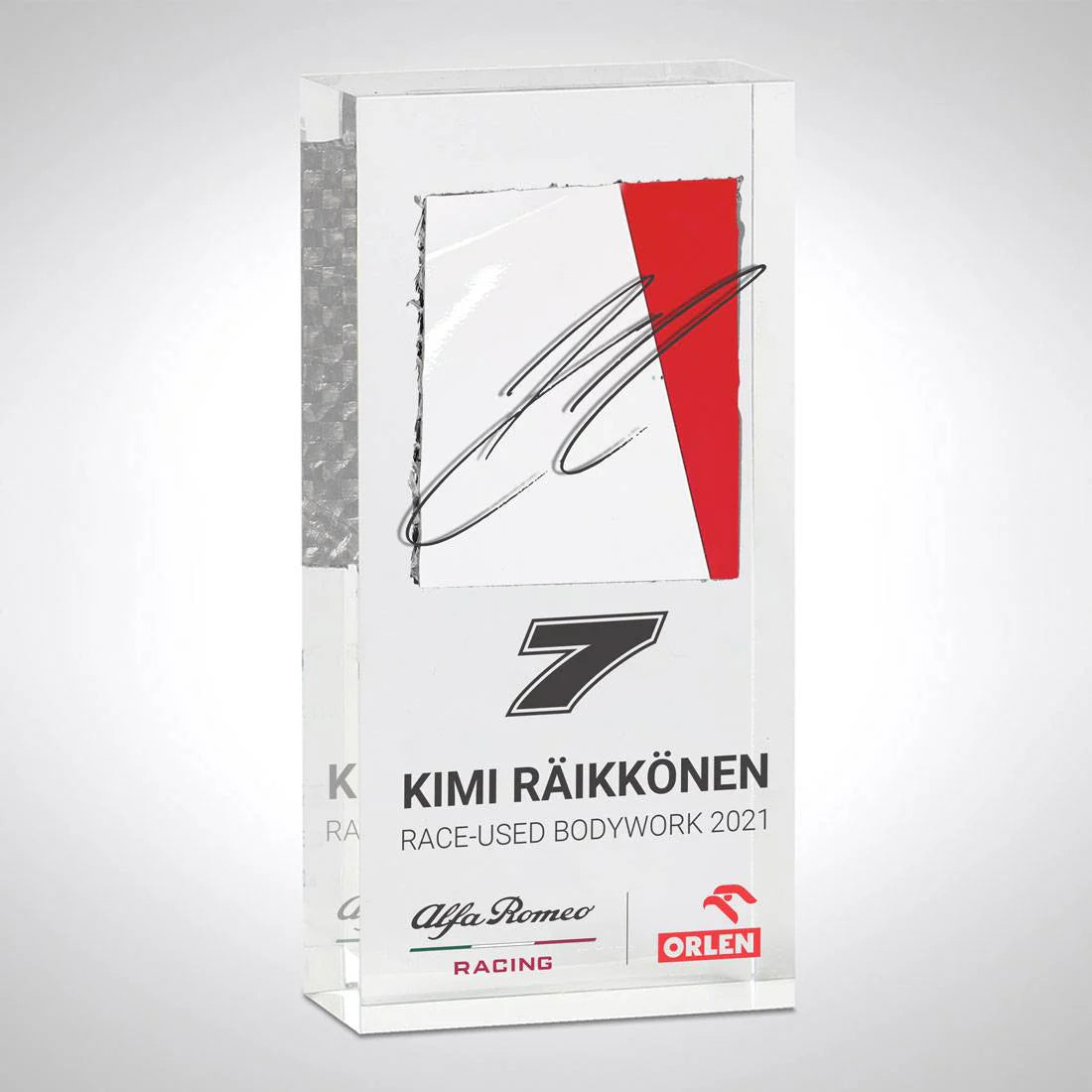 ❄️ Kimi Räikkönen – Carrocería Original Usada en Carrera 2021, Firmada a Mano y Sellada en Acrílico