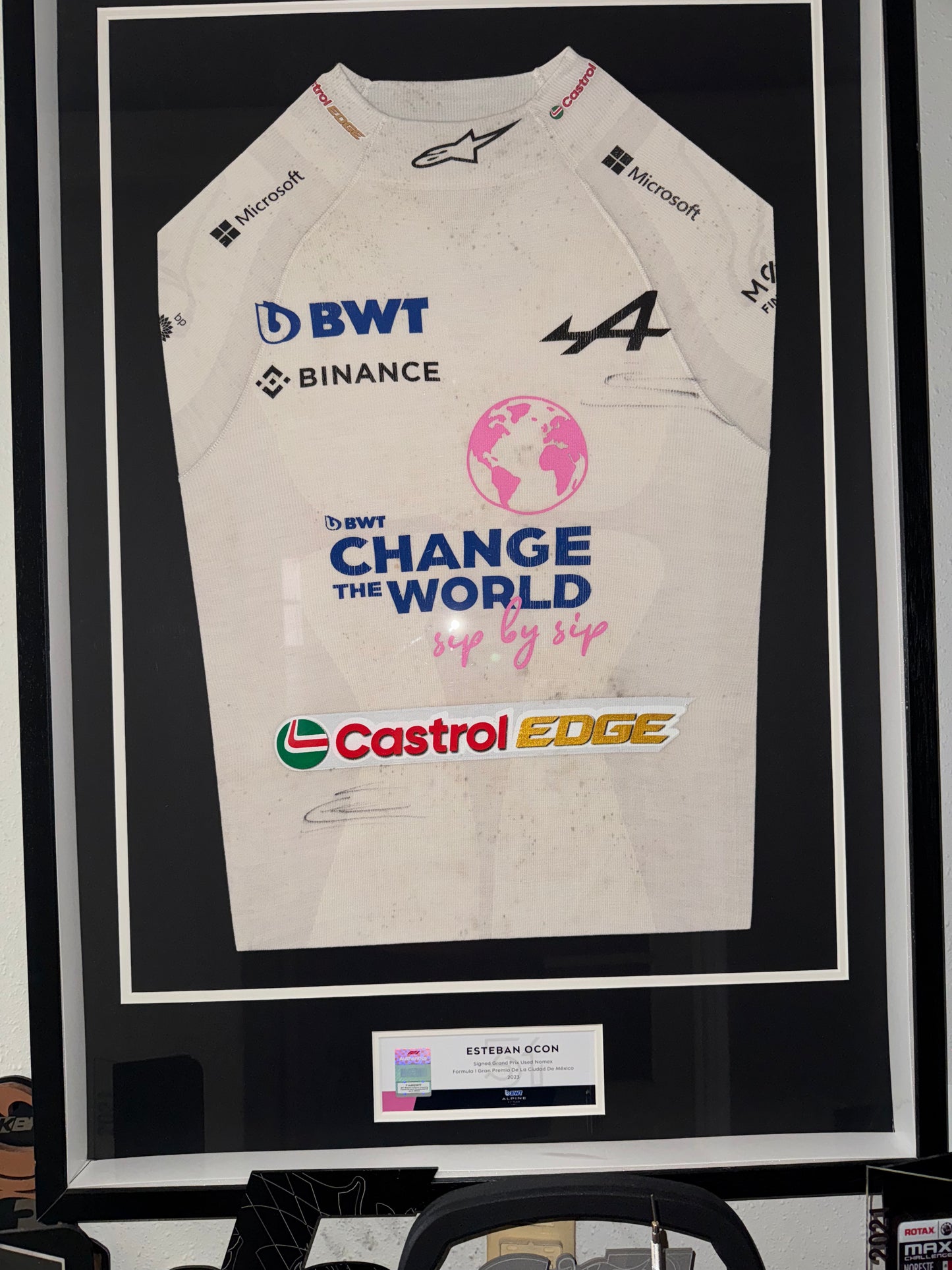 🏎️ Firmado y enmarcado. ¡Nomex usado en carrera y autografiado por Esteban Ocon – GP de México 2023! 🔥