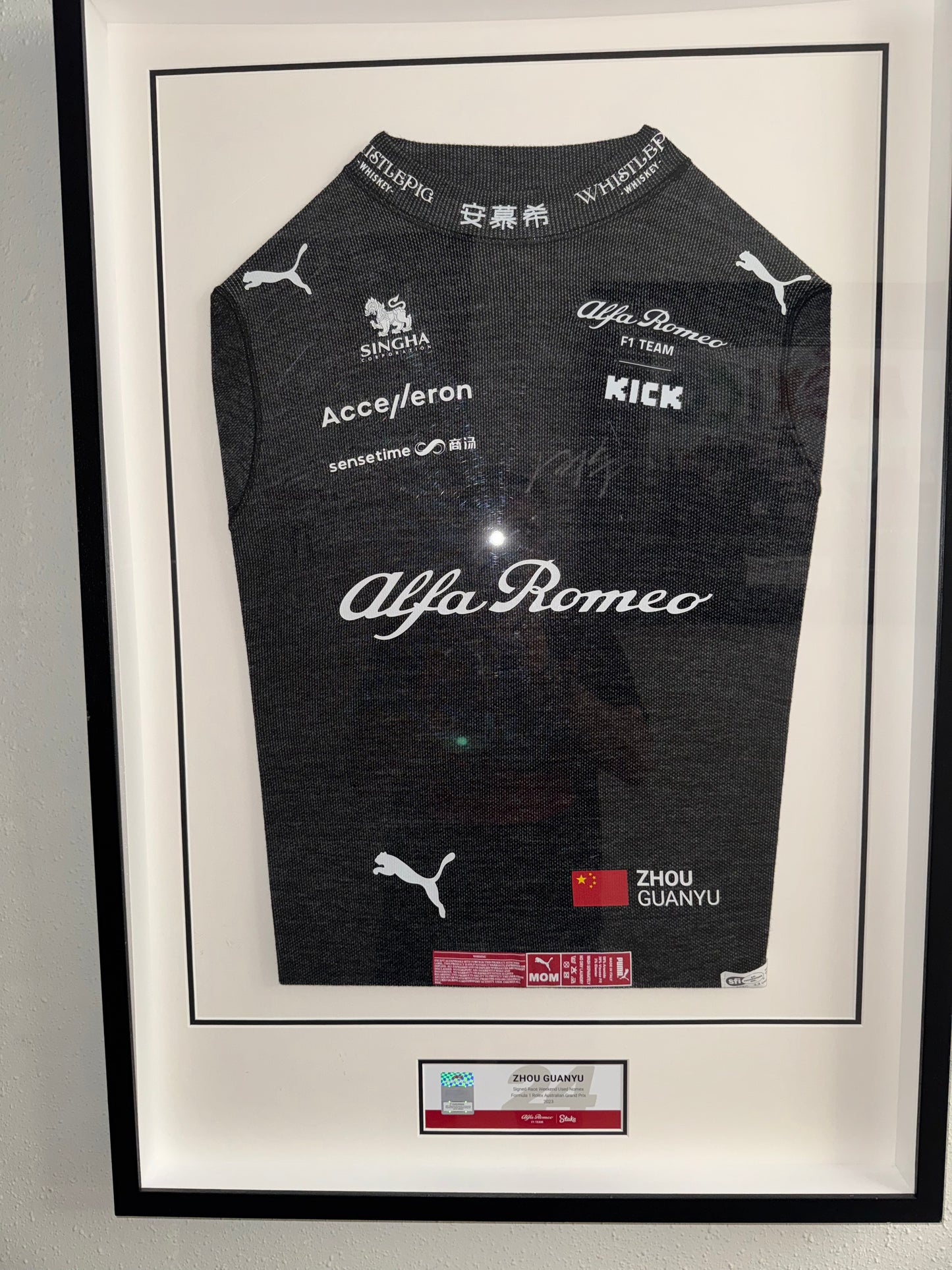 🔥 Zhou Guanyu – NOMEX Usado en Carrera y Firmado | GP de Australia 2023 | Alfa Romeo F1 Team Stake