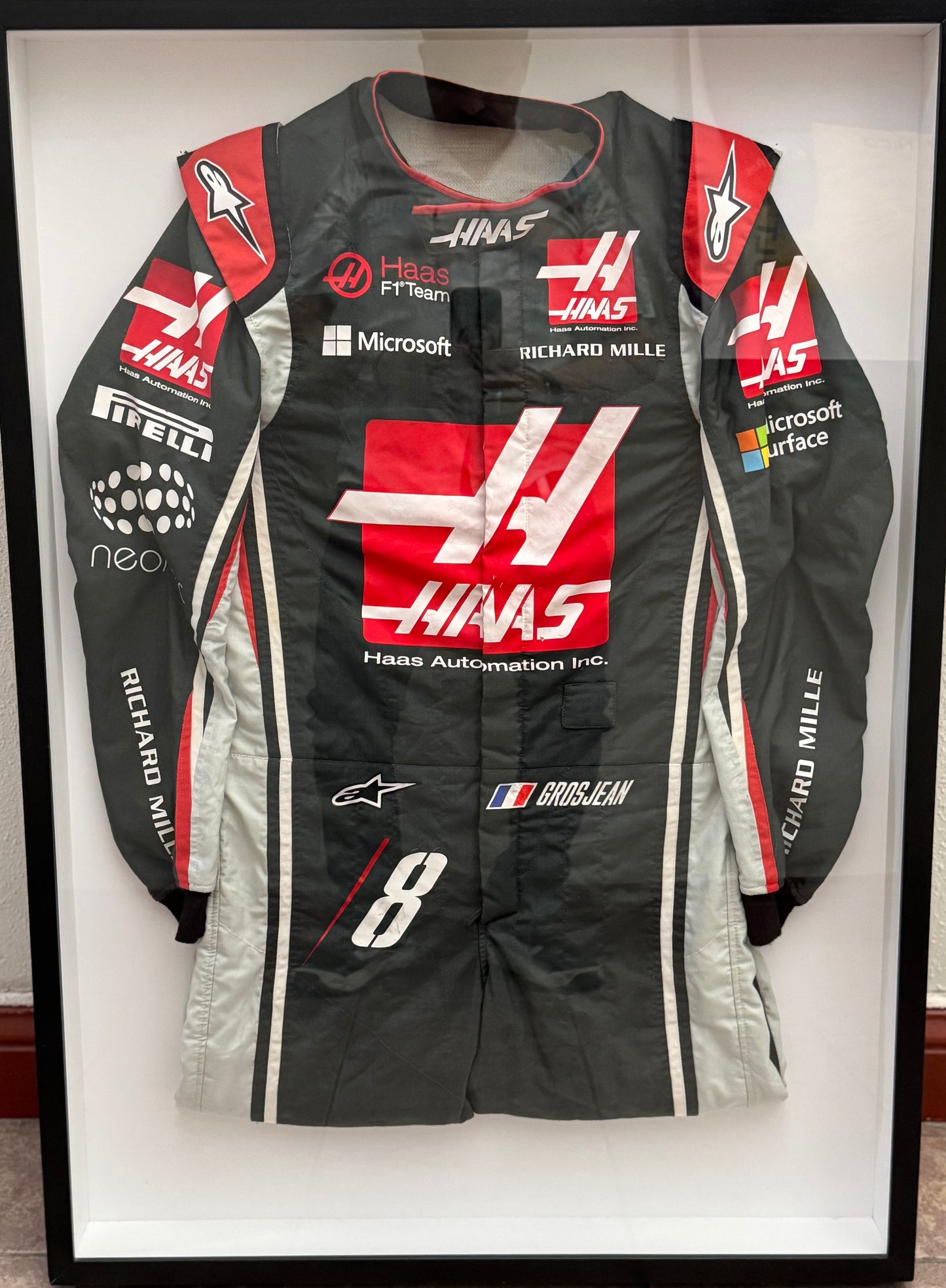 🔥 Traje de Carrera Usado por Romain Grosjean – Haas F1 2017 | Enmarcado y Original Alpinestars de F1