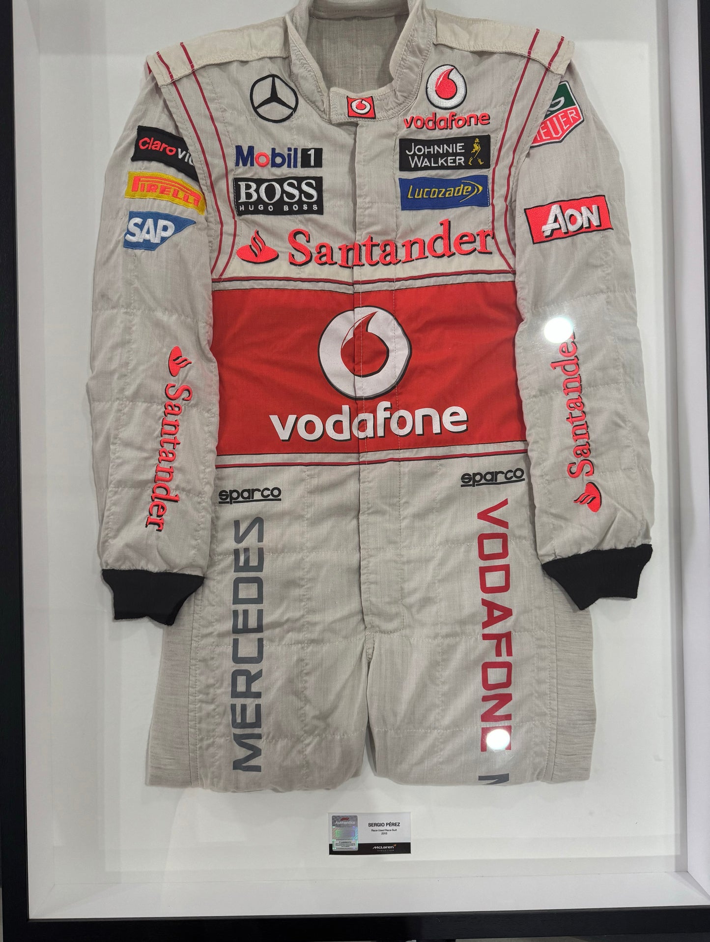 🔥 Traje de Carrera Original McLaren F1 2013, Usado por Sergio “Checo” Pérez durante su temporada con el equipo
